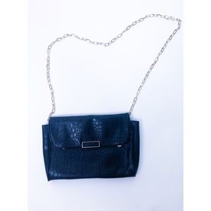 🛡A faux alligator shoulder bag with a chain strap